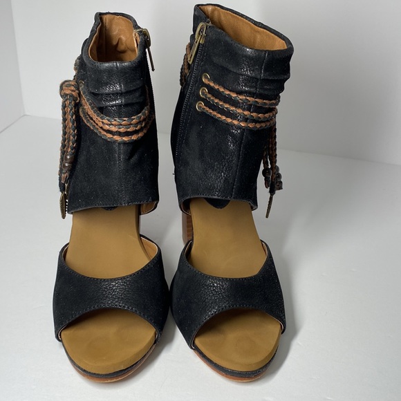 GROOVE ON BOOTIES.(PS THE LEATHER IS PERFECT 🤩 ) - Picture 8 of 11